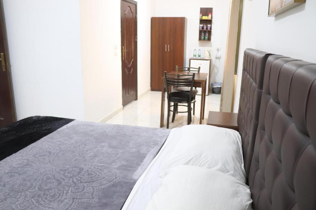 Salvador Dali Apartments Аман Екстериор снимка
